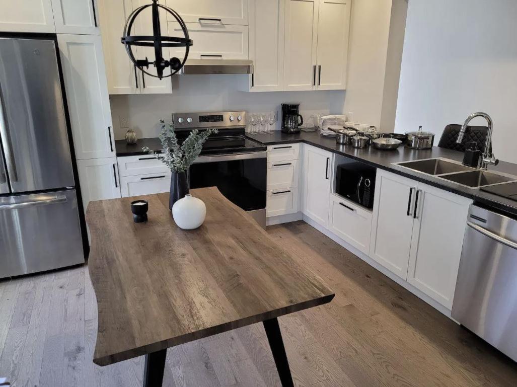 מונטריאול Free Parking, Beautiful 4 1/2- 2 Bedroom Apartment מראה חיצוני תמונה