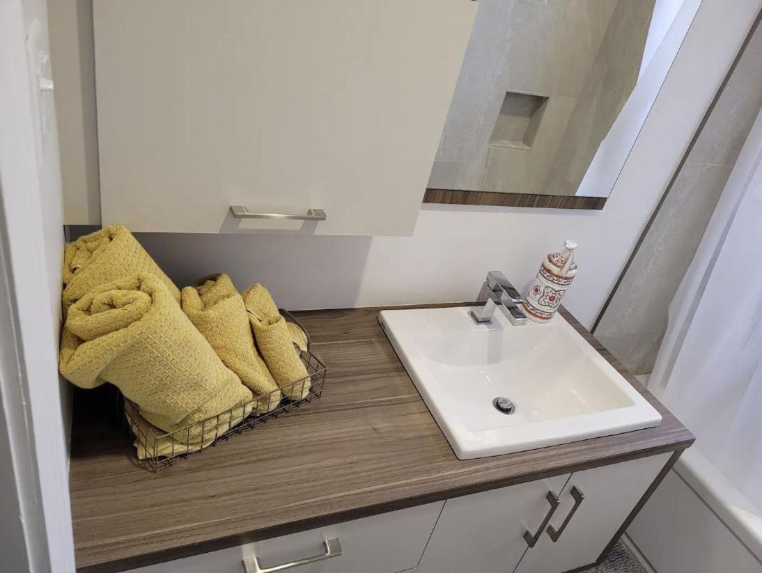 מונטריאול Free Parking, Beautiful 4 1/2- 2 Bedroom Apartment מראה חיצוני תמונה